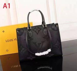 Túi xách Louis Vuitton 2019 Multi -colors 2019 A Fall / Winter Essentials hoàn hảo cho mùa thu và mùa đông.