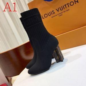 Louis Vuitton Boots mềm và phong cách của Louis Vui vẻ rất dễ sử dụng trong bộ trang phục tự nhiên nhiều màu Louis Vuitton