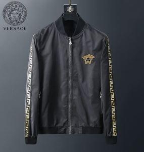 Một nửa áo với cảm giác thiết kế Versace Versace có thể được kết hợp tốt