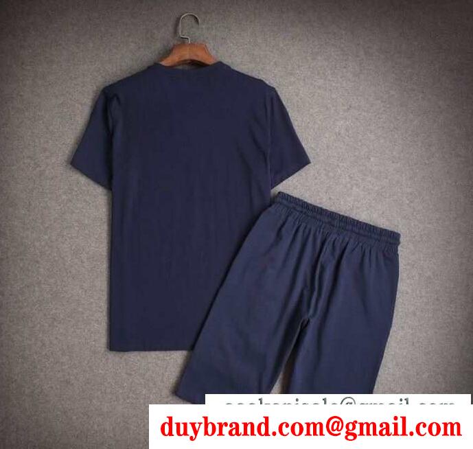 薄手の材質と機能性に優れるフェンディ、Fendiの白、黒、赤と青の4色が選択可能なメンズ半袖Tシャツとショートパンツ上下セット