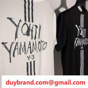 Một hình bóng lỏng vừa phải và một kết cấu mềm Y-3 logo yoji yamamoto áo phông tay áo ngắn