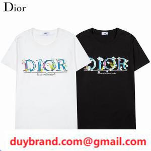 Dior T -shirt được sử dụng rộng rãi từ phong cách thông thường đến tọa độ người lớn