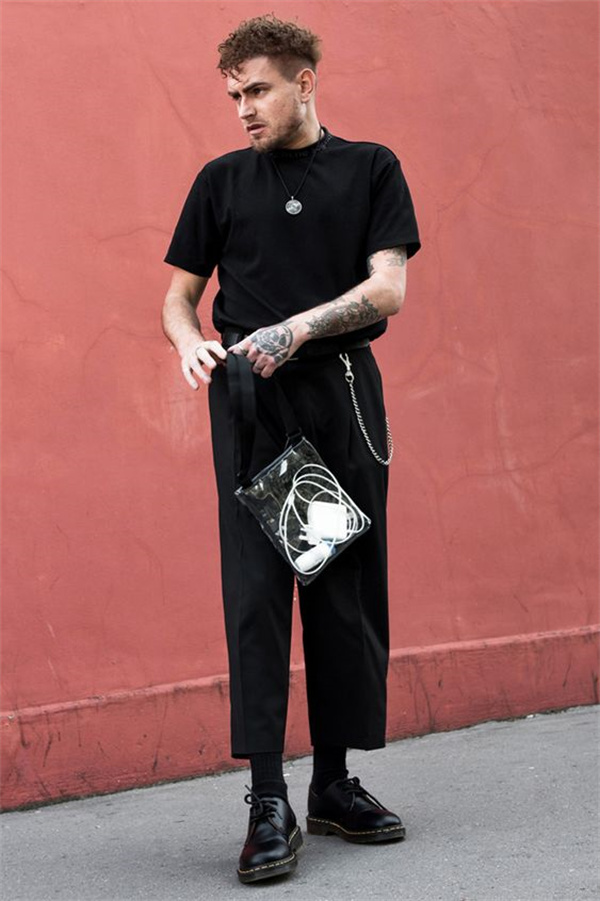 phoi-do-all-black-casual-Urban-Men-Outfits-elle-man-3.jpg
