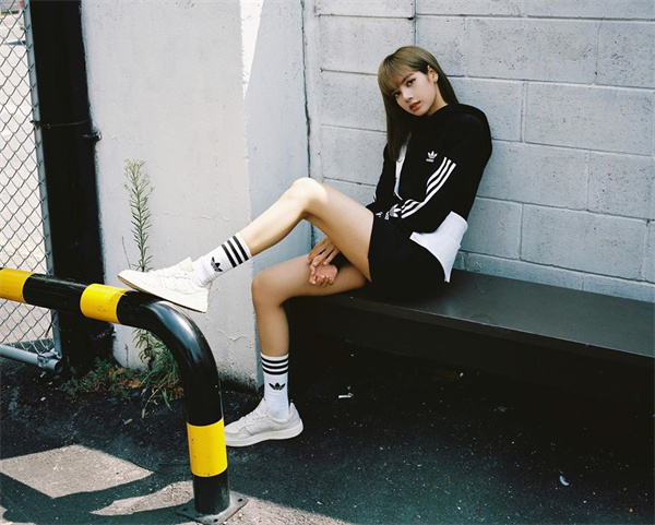 lisa-blackpink-mac-trang-phuc-adidas-phong-cach-thoi-trang-streetwear.jpg